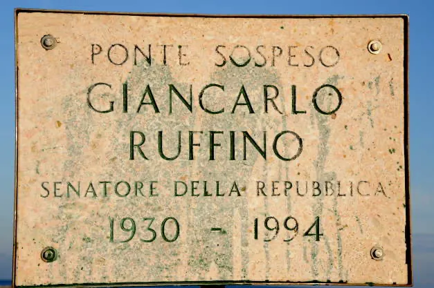 La targa del ponte sospeso Giancarlo Ruffino, senatore della Repubblica, 1930–1994
